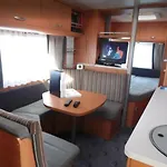 Campingplads Wohnwagen Mit Festem Vorzelt - Incl.