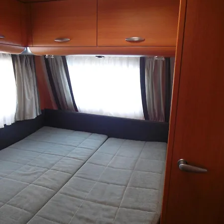 Wohnwagen Mit Festem Vorzelt - Incl. Camping *