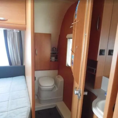 Wohnwagen Mit Festem Vorzelt - Incl. Campsite *