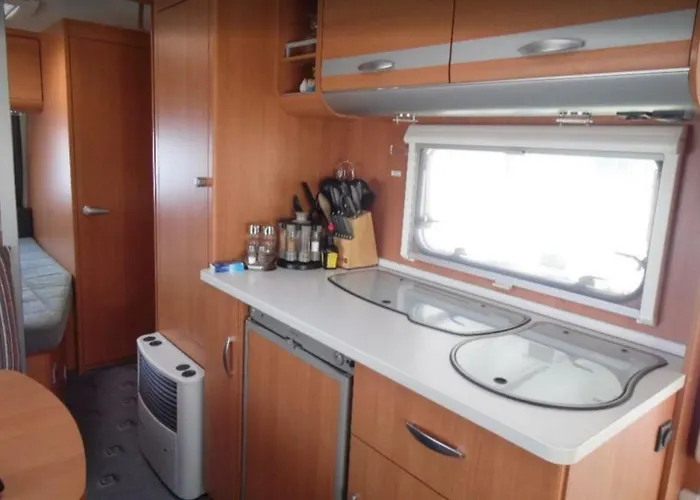 Kemping Wohnwagen Mit Festem Vorzelt - Incl. *